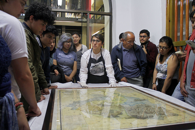 Recibe el Archivo Histórico de la CDMX a visitantes de “La ruta de los  Archivos en tranvía”