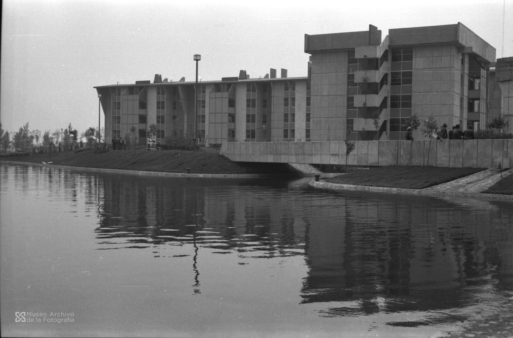 REPARTO DE CASAS POR EL ARQUITECTO LEONÍDAS GUADARRAMA. CONJUNTO HABITACIONAL LOS PICOS INFONAVIT 1973 AGOSTO 11 (2).jpg
