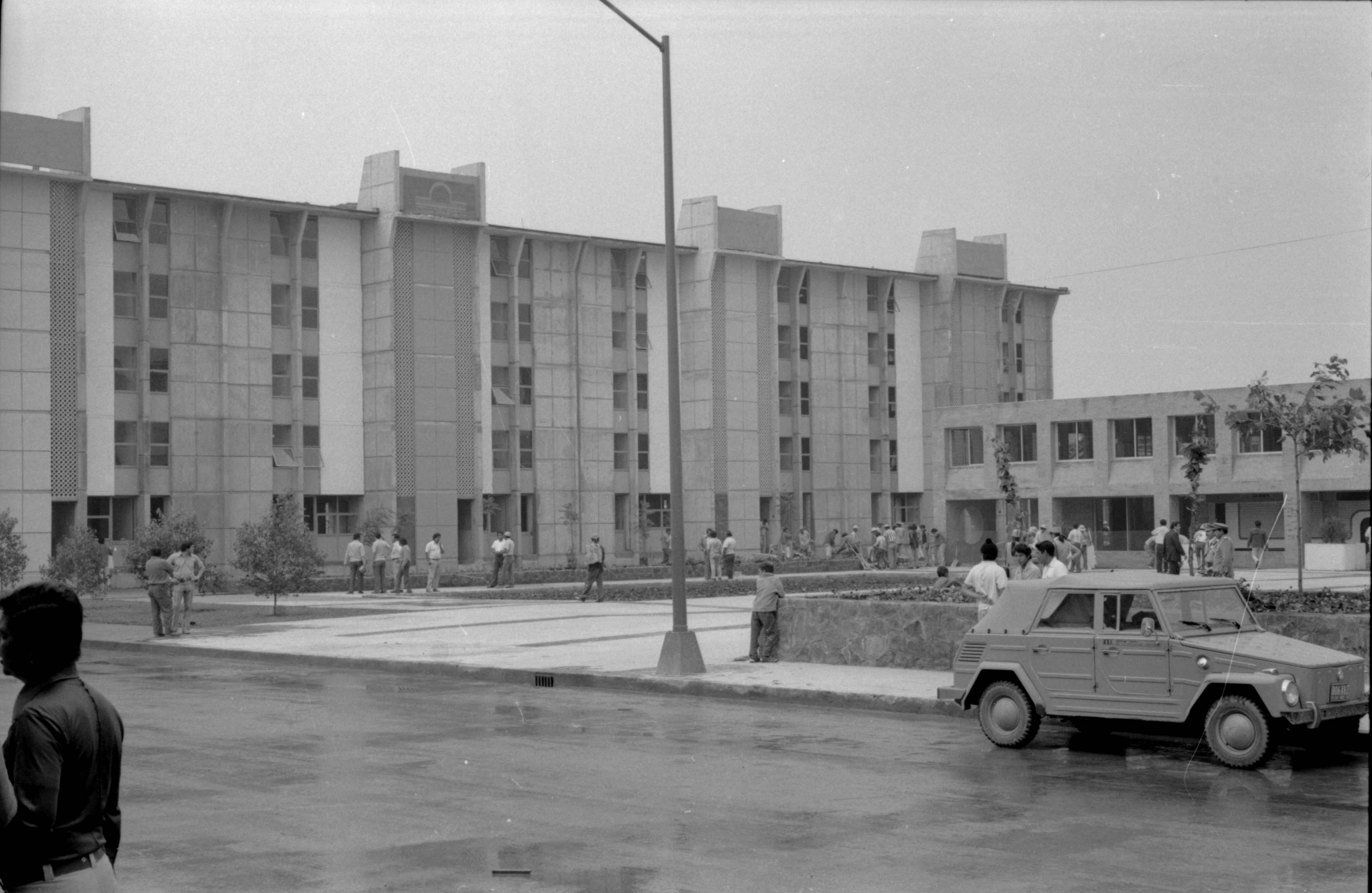 REPARTO DE CASAS POR EL ARQUITECTO LEONÍDAS GUADARRAMA. CONJUNTO HABITACIONAL LOS PICOS INFONAVIT 1973 AGOSTO 11 (1).jpg