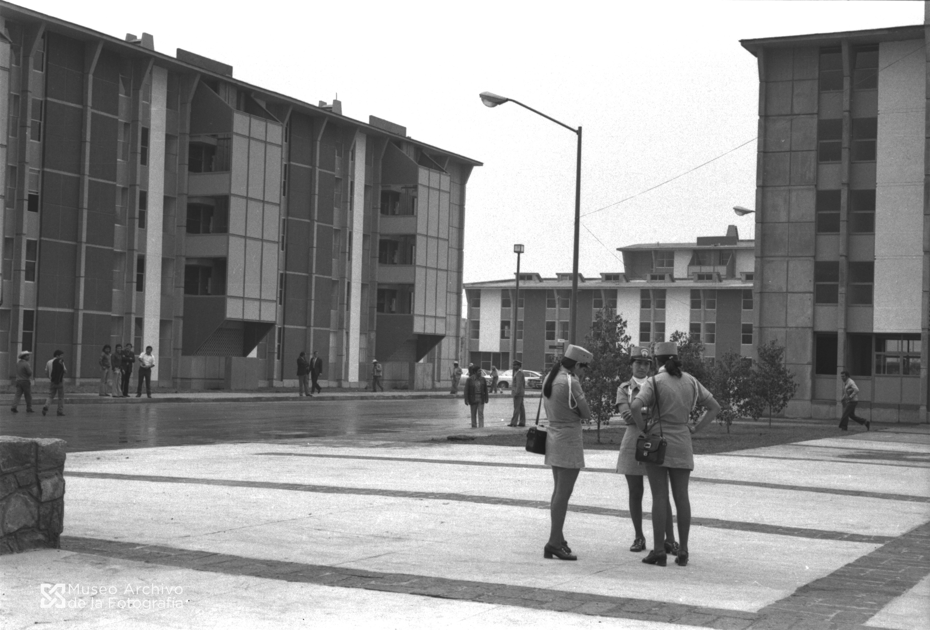 REPARTO DE CASAS POR EL ARQUITECTO LEONÍDAS GUADARRAMA. CONJUNTO HABITACIONAL LOS PICOS INFONAVIT 1973 AGOSTO 11 (5).jpg