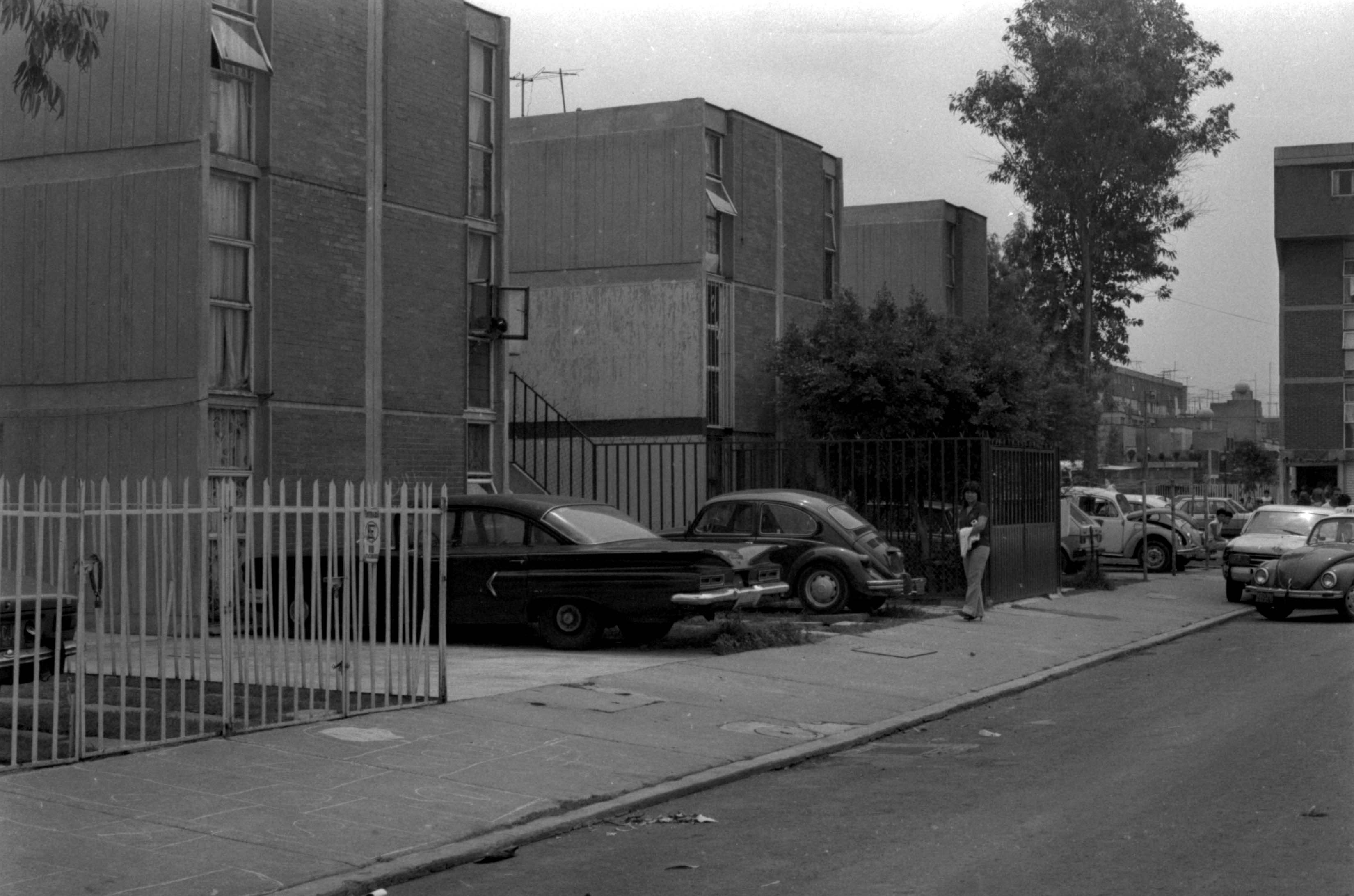 REPARTO DE CASAS POR EL ARQUITECTO LEONÍDAS GUADARRAMA. CONJUNTO HABITACIONAL LOS PICOS INFONAVIT 1973 AGOSTO 11 (7).jpg