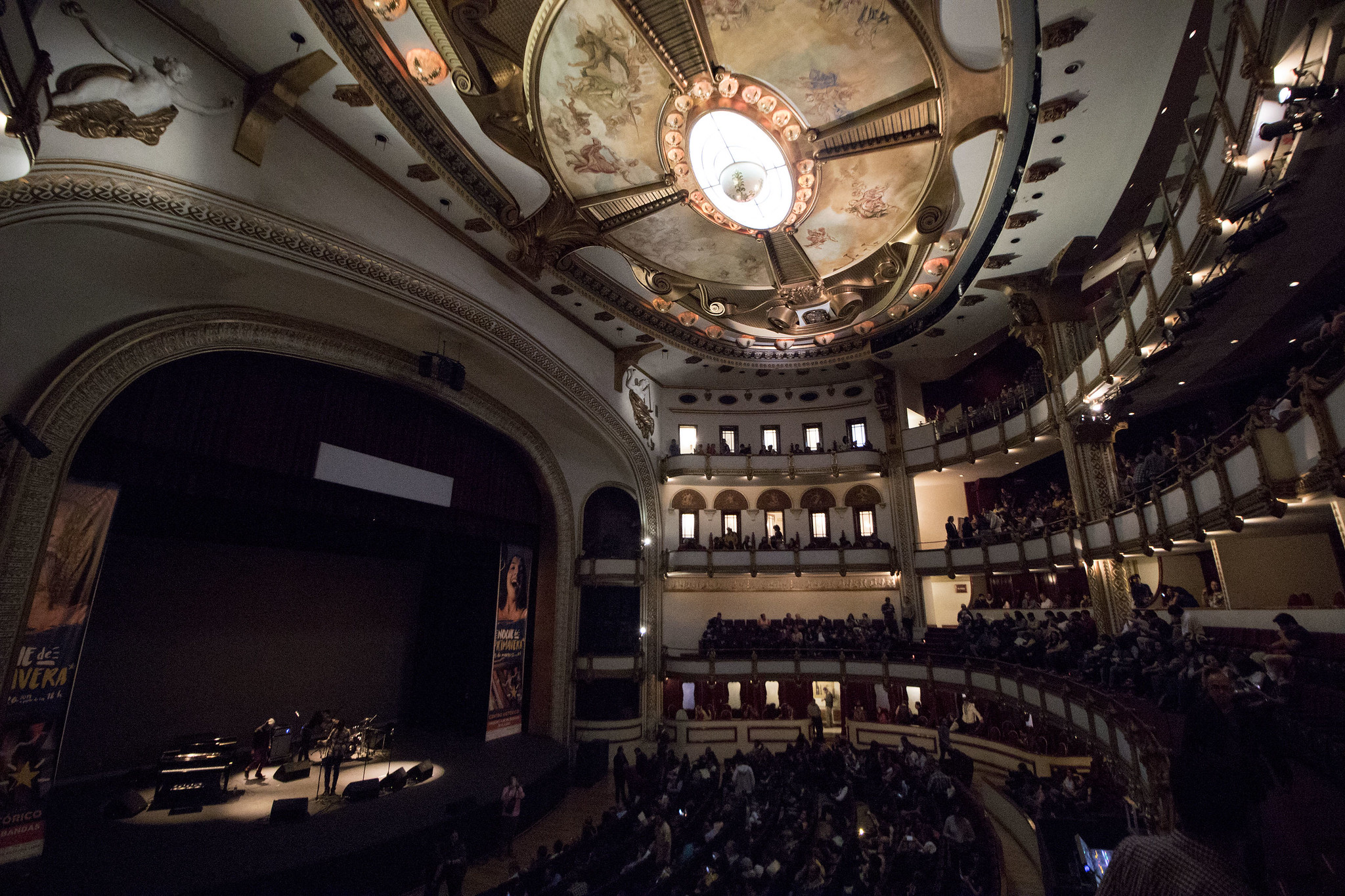 TEATRO ESPERANZA IRIS.jpg